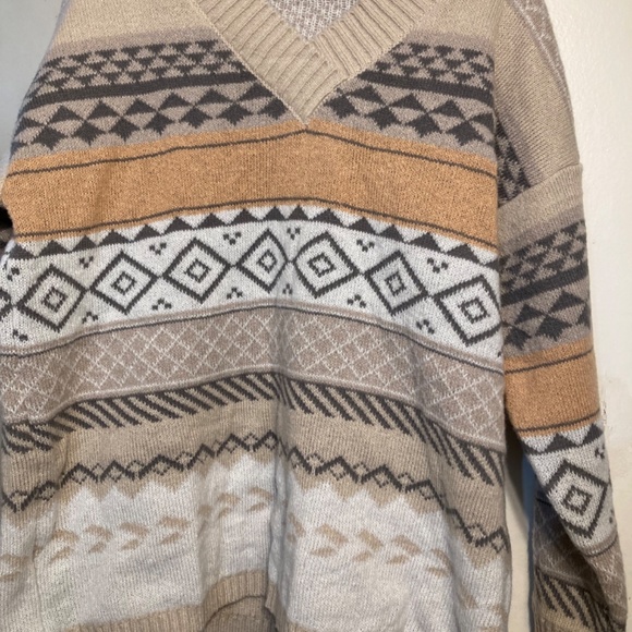 NWOT Geometric Pattern V-Neck Knit Sweater - Picture 2 of 8